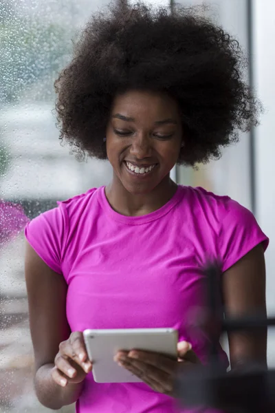 Mujer afroamericana usando tableta —  Fotos de Stock