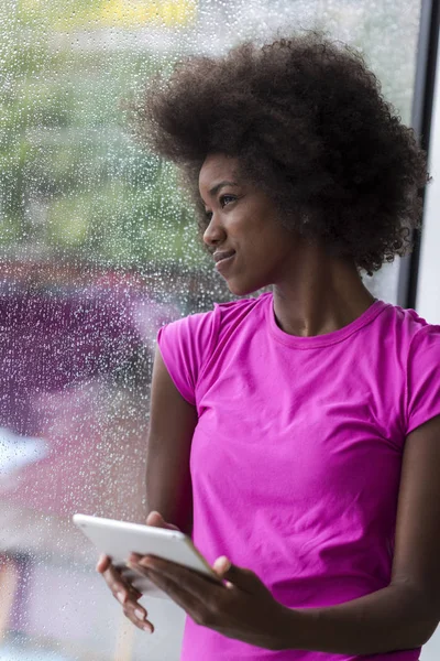 African american vrouw met behulp van Tablet PC — Stockfoto