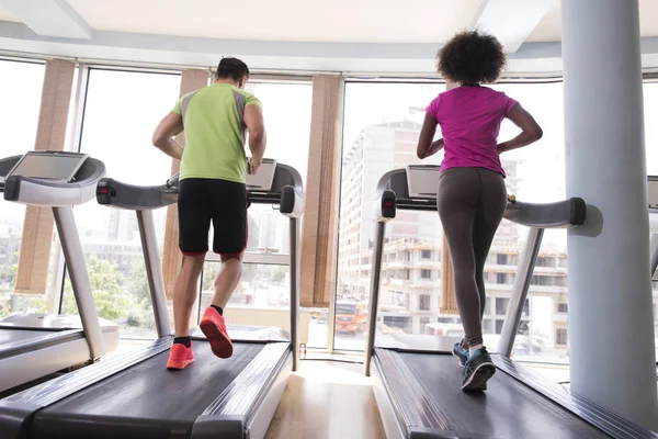 Ludzie exercisinng cardio na bieżni w siłowni — Zdjęcie stockowe