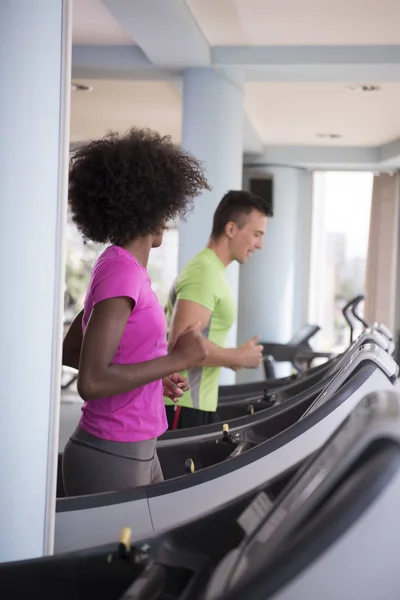 Mensen exercisinng een cardio op loopband in de sportschool — Stockfoto
