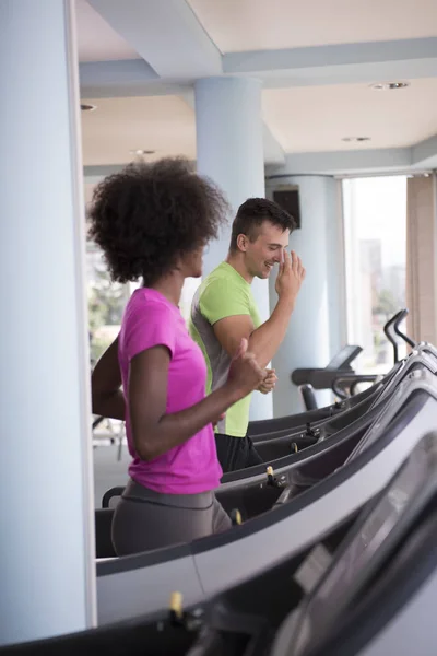 Personas ejercitando un cardio en la cinta de correr en el gimnasio —  Fotos de Stock