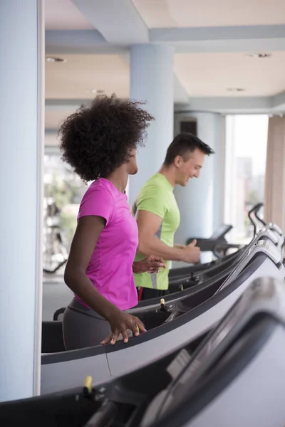 Personas ejercitando un cardio en la cinta de correr en el gimnasio —  Fotos de Stock