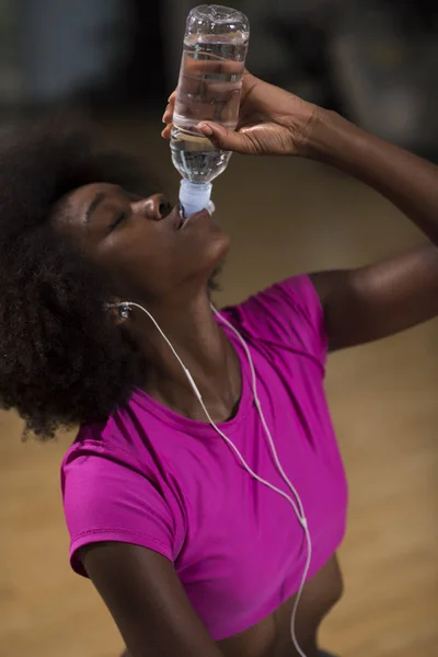 Unga afro amerikansk kvinna i gymmet — Stockfoto