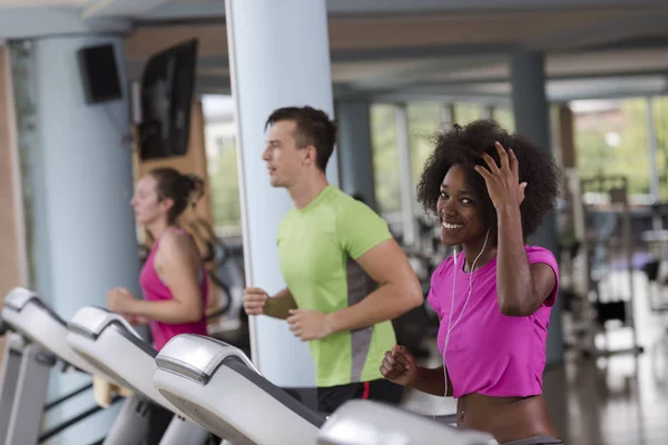 Los Jóvenes Ejercitan Cardio Cinta Correr Barbilla Gimnasio Moderno —  Fotos de Stock