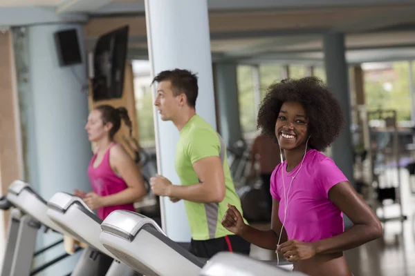 Los Jóvenes Ejercitan Cardio Cinta Correr Barbilla Gimnasio Moderno —  Fotos de Stock