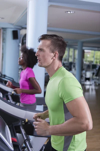 人 exercisinng 在健身房的跑步机有氧运动 — 图库照片