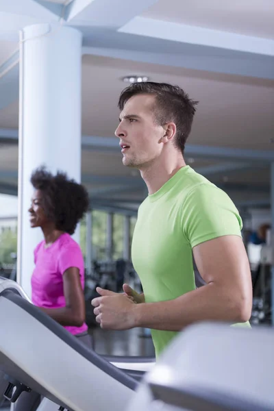 Personas ejercitando un cardio en la cinta de correr en el gimnasio —  Fotos de Stock