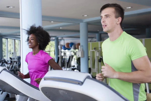 Personas ejercitando un cardio en la cinta de correr en el gimnasio — Foto de Stock