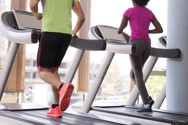 Pessoas exercitando um cardio em esteira na academia — Fotografia de Stock