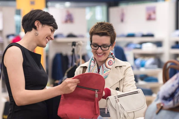 Migliore amico shopping in grande centro commerciale — Foto Stock