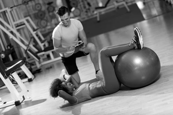 Entrenamiento de pilates con entrenador personal en el gimnasio — Foto de Stock
