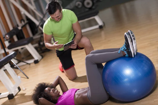 Pilates treino com personal trainer no ginásio — Fotografia de Stock