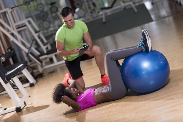 Pilates cvičení s osobním trenérem v posilovně — Stock fotografie