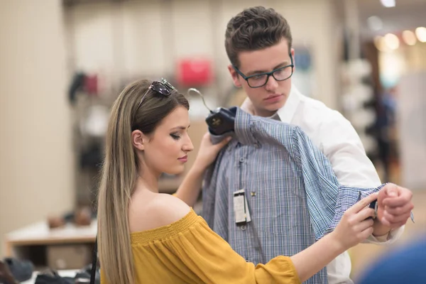 Couple en magasin de vêtements — Photo