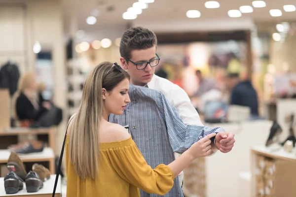 Pareja en tienda de ropa — Foto de Stock