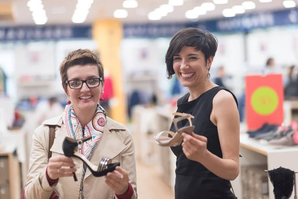 Bästa vän shopping i stora köpcentrum — Stockfoto