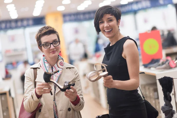 Migliore amico shopping in grande centro commerciale — Foto Stock