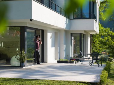 adam onun lüks ev önünde kahve içme 