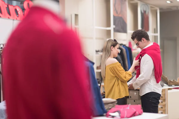 Pareja en tienda de ropa — Foto de Stock