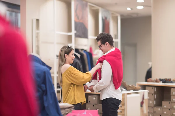 Casal na loja de roupas — Fotografia de Stock