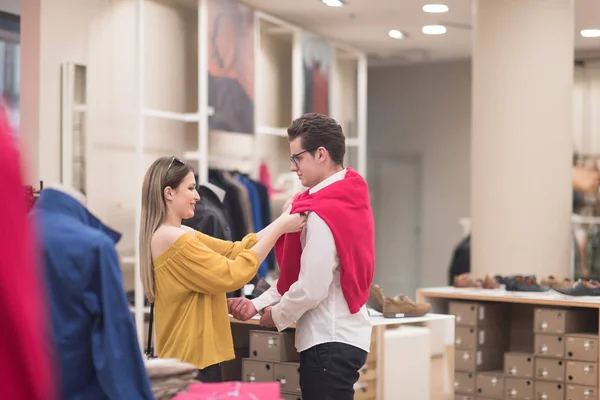 Couple en magasin de vêtements — Photo