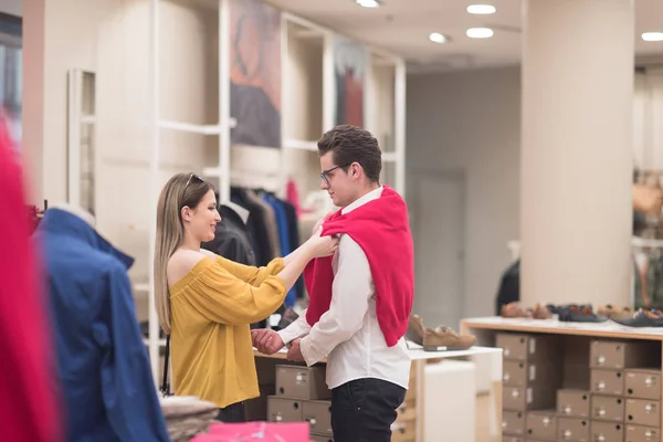 Casal na loja de roupas — Fotografia de Stock