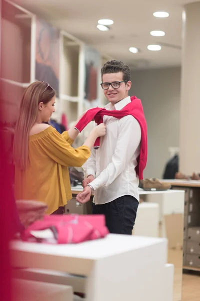 Pareja en tienda de ropa — Foto de Stock