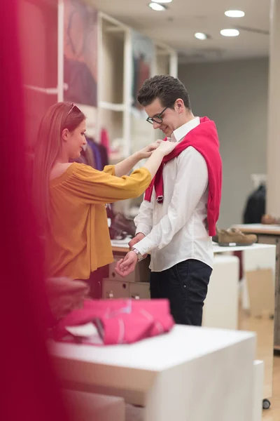 Pareja en tienda de ropa — Foto de Stock