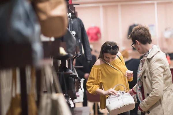 Bästa vän shopping i stora köpcentrum — Stockfoto