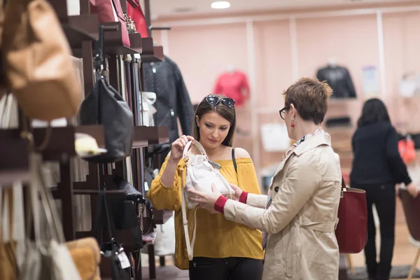 Melhor amigo de compras em grande shopping — Fotografia de Stock