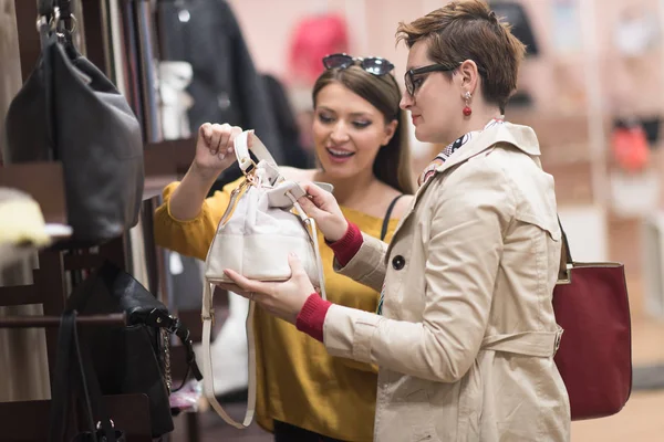 Bästa vän shopping i stora köpcentrum — Stockfoto