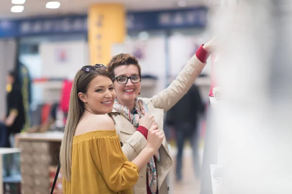 Bästa vän shopping i stora köpcentrum — Stockfoto