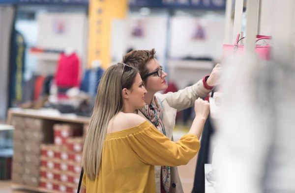 Melhor amigo de compras em grande shopping — Fotografia de Stock