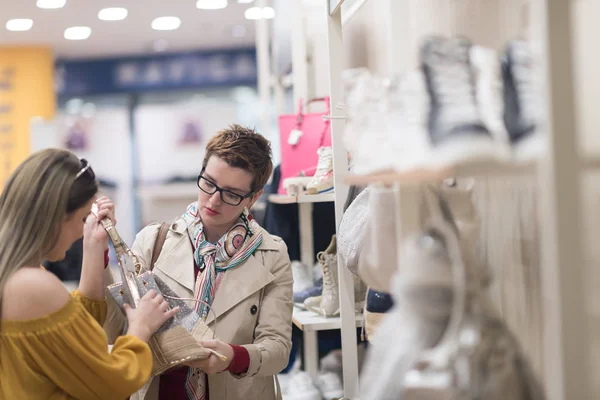 Bästa vän shopping i stora köpcentrum — Stockfoto