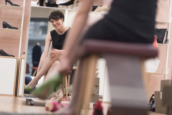 Vrouw probeert nieuwe schoenen — Stockfoto