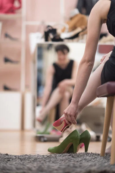 新しい靴をしようとしている女性 — ストック写真