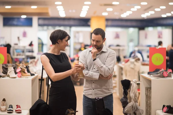 Couple choisit des chaussures au magasin de chaussures — Photo