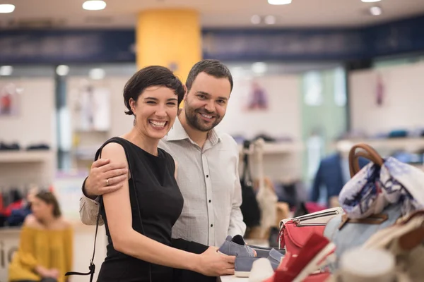 Couple choisit des chaussures au magasin de chaussures — Photo