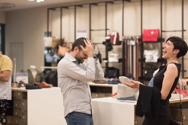 Pareja elige zapatos en tienda de zapatos — Foto de Stock