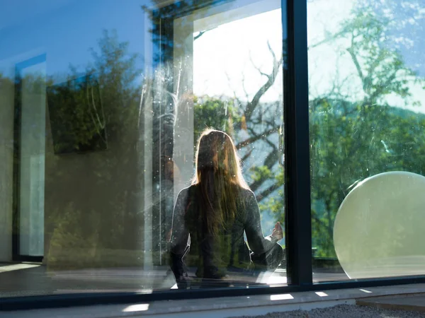 Junge Frau macht morgendliche Yoga-Übungen — Stockfoto