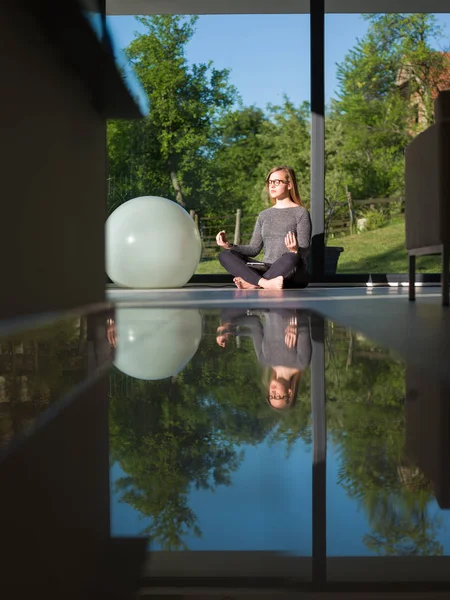 Jeune femme faisant des exercices de yoga matin — Photo