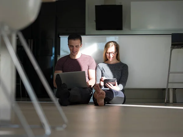Ζευγάρι χρησιμοποιώντας tablet και φορητοί υπολογιστές — Φωτογραφία Αρχείου