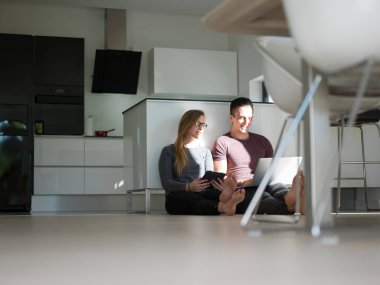 Tablet ve dizüstü bilgisayarlar kullanarak çift