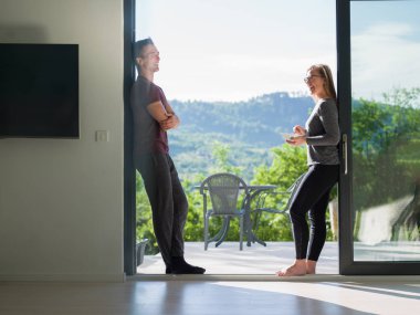 onların lüks ev villa kapı üzerinde çift