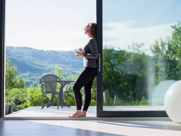 Vrouw eten ontbijt voor haar luxehuis — Stockfoto