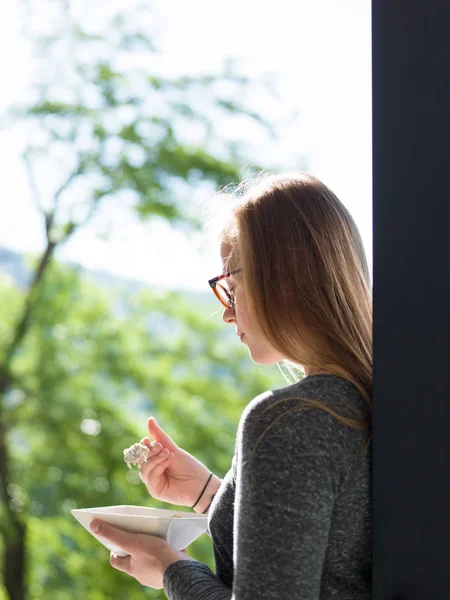 彼女の贅沢な家の前に朝食を食べる女 — ストック写真