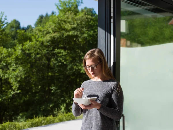 Femme petit déjeuner devant sa maison de luxe — Photo