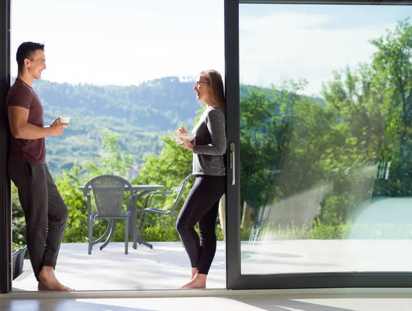 Op de deur van hun huis luxevilla (echt) paar — Stockfoto