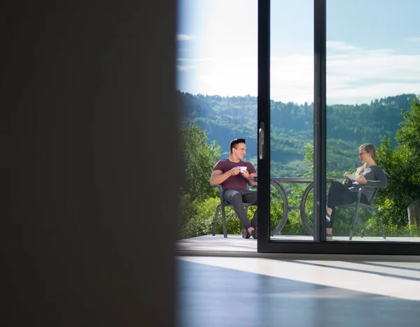 Couple enjoying morning coffee — Stock Photo, Image