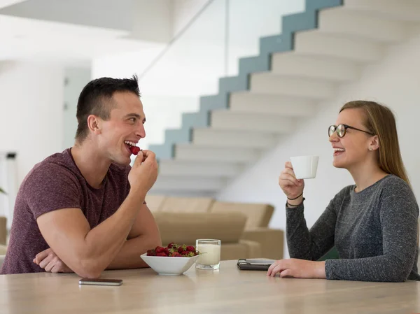 Paar genieten van's ochtends koffie — Stockfoto